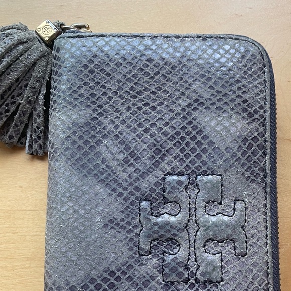 Tory Burch Thea Snakeskin Wallet - Picture 16 of 17